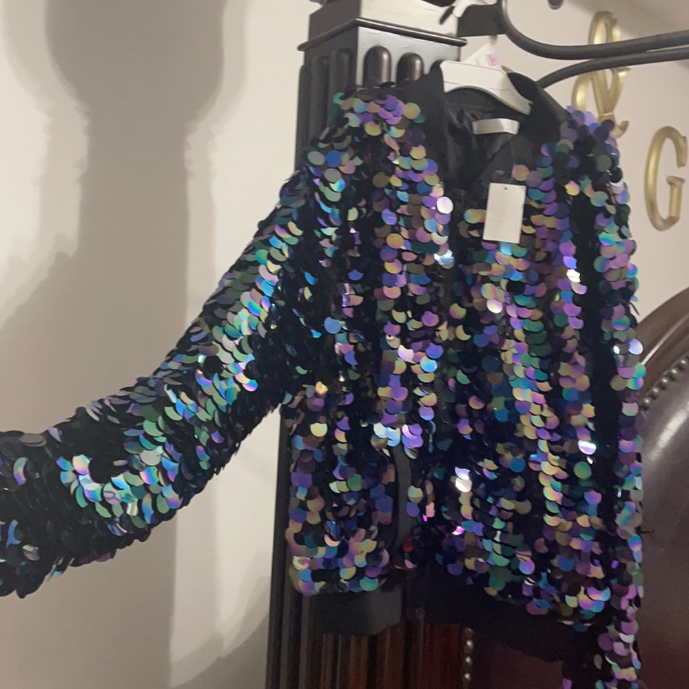 WHOIIEE!! I LOVE 💙 THIS VERY CUTE 🥰.. MU$T HAVE.. NEVER 👎 WORN!! TWO POCKETS.